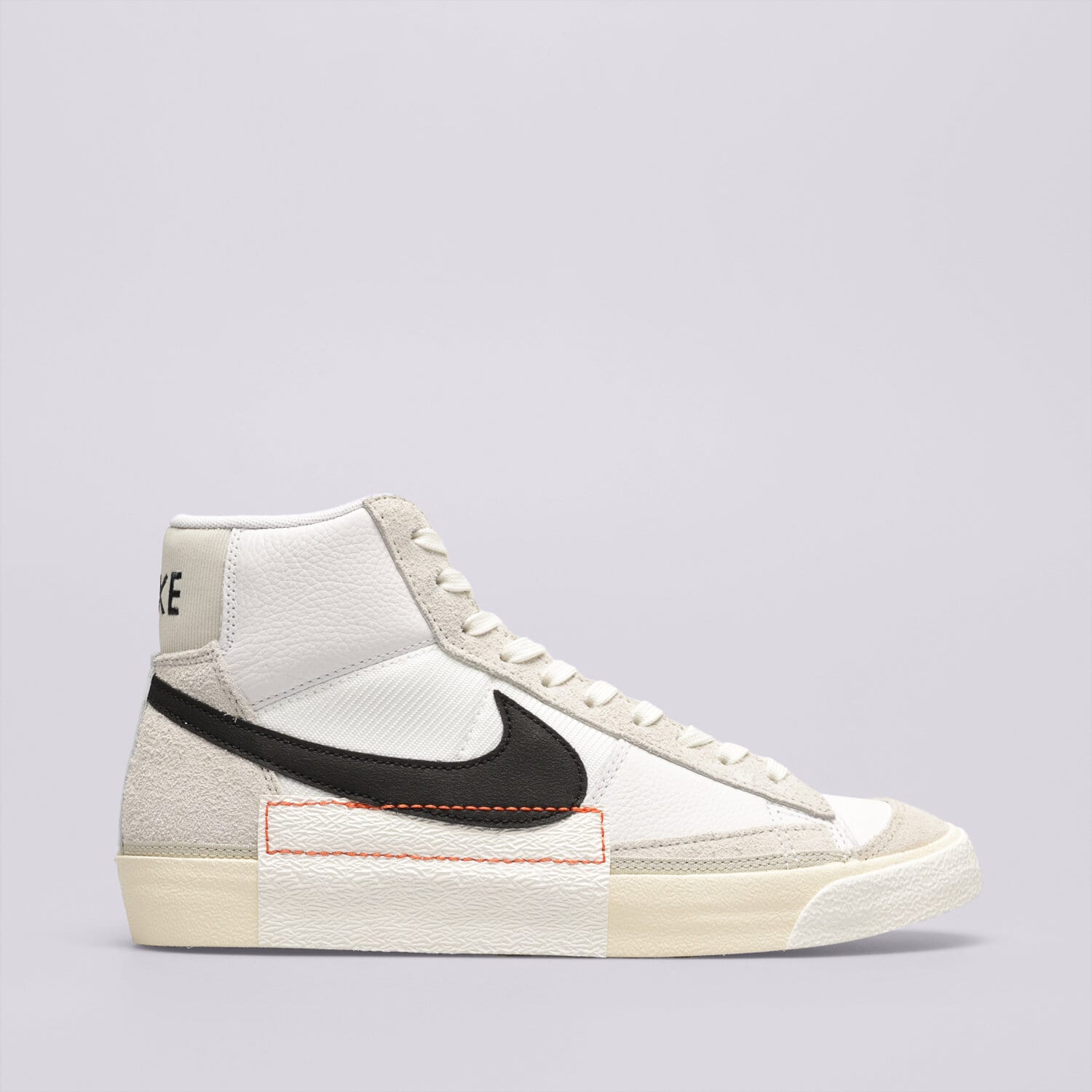 Moški superge NIKE BLAZER '77 REMASTERED DQ7673-100 bela