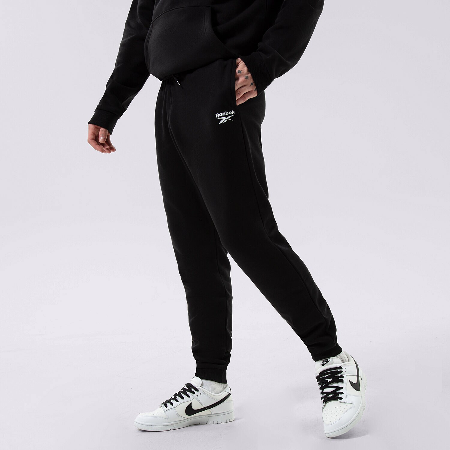 Moški hlače REEBOK HLAČE RI LEFT LEG JOGGER 100055296 črna