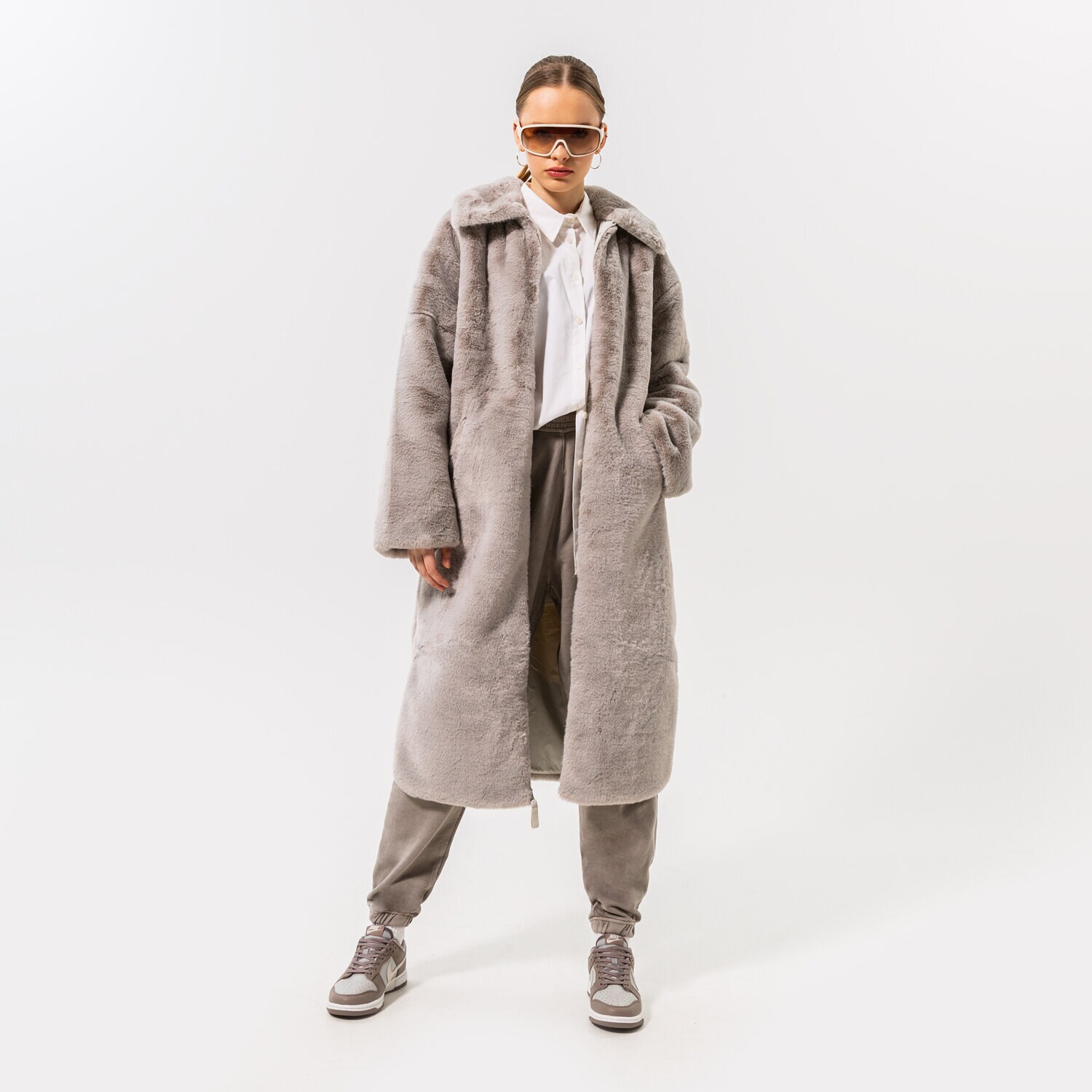 Ženska zimska jakna NIKE JAKNA ZIMSKA W NSW FX FUR GFX AOP LNG JKT DQ6838-012 siva