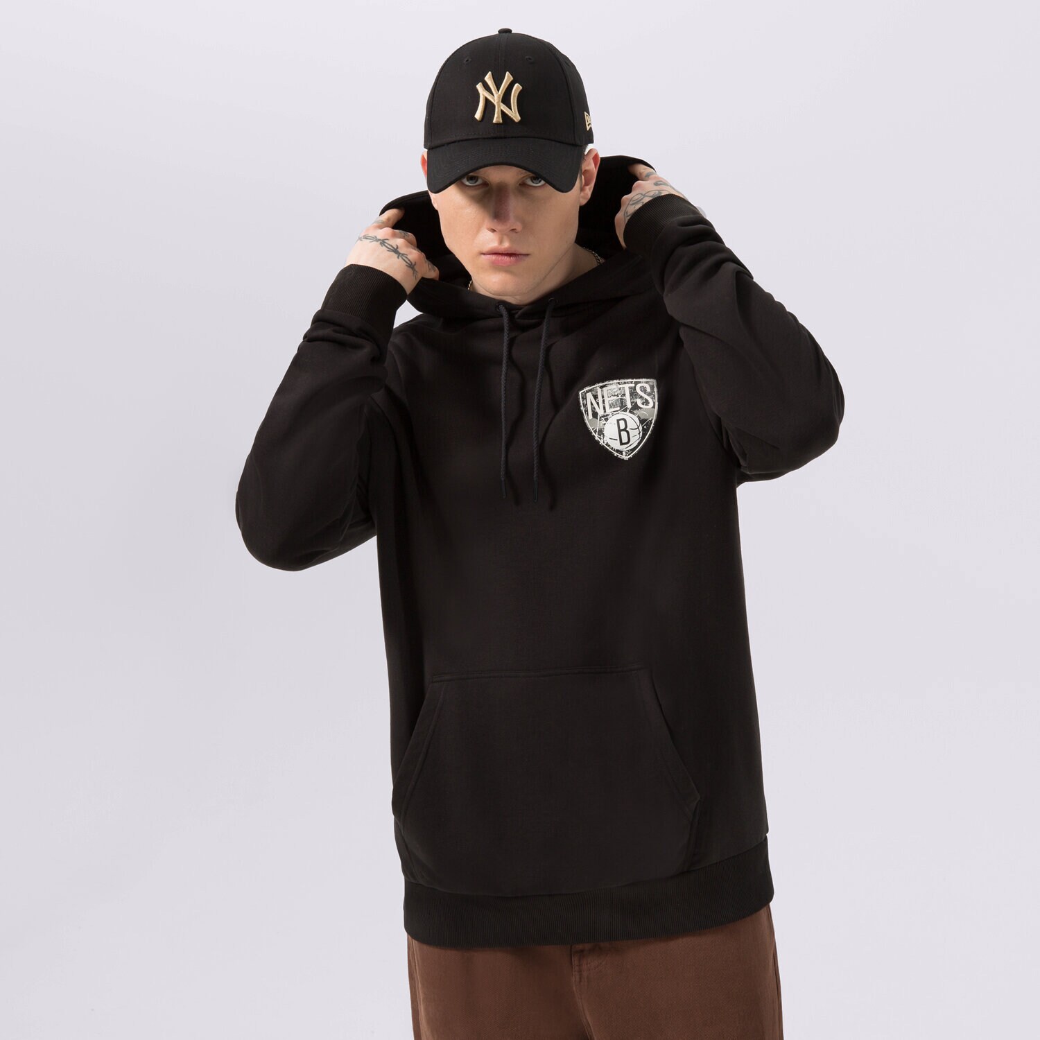 Moški pulover NEW ERA JOPICA S KAPUCO INFILL TEAM LOGO NETS BROOKLYN NETS 60332148 črna