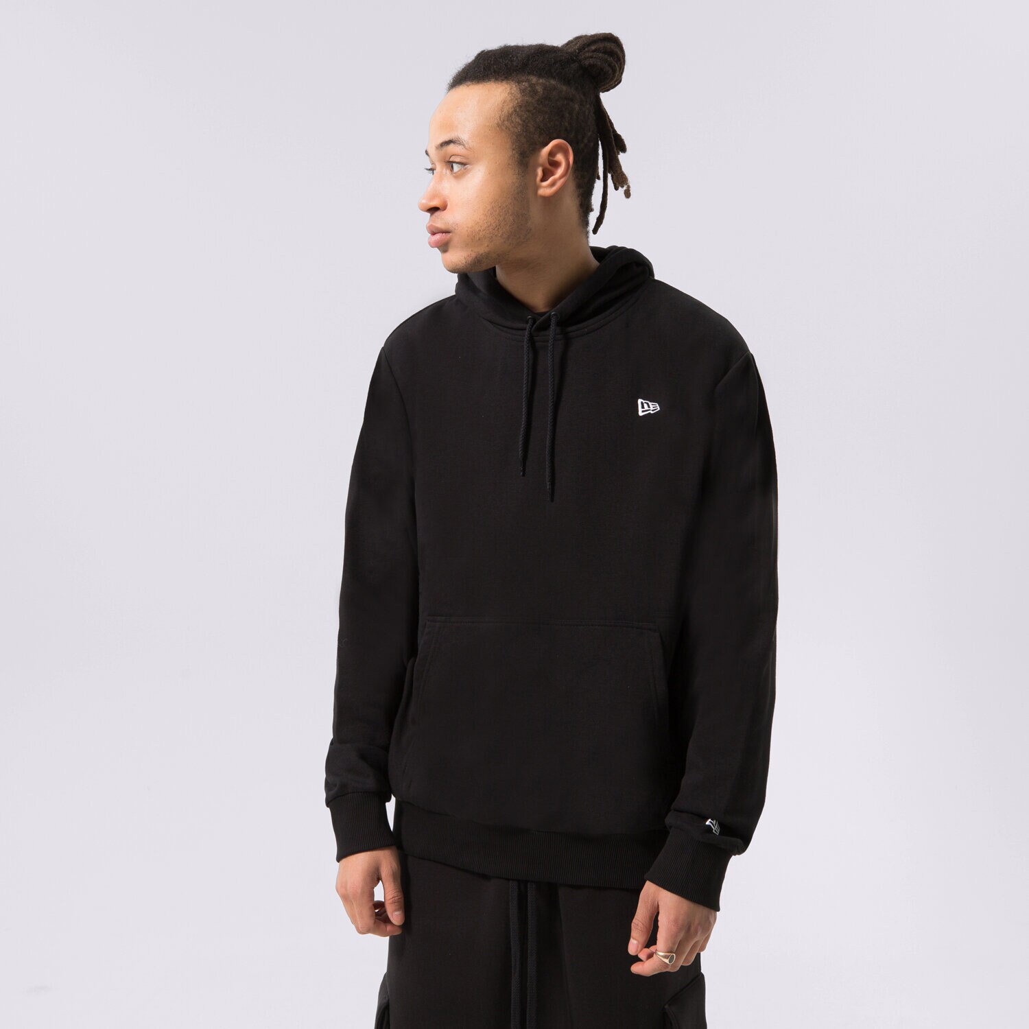 Moški pulover NEW ERA JOPICA S KAPUCO NE ESS FLAG HOODY BLK NEW ERA BLK 12511144 črna