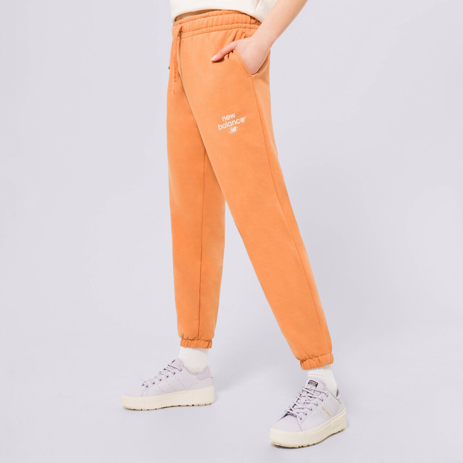 Ženske hlače NEW BALANCE HLAČE NB ESSENTIALS GRAPHIC FLEECE WP31508SEI oranžna