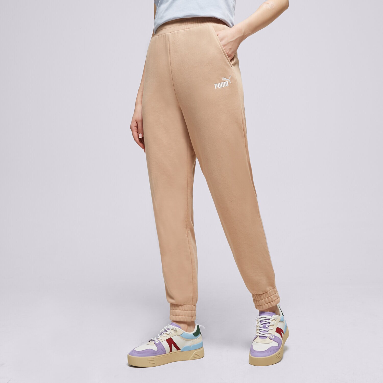 Ženske hlače PUMA HLAČE ESS+ EMBROIDERY TR CL 847093 89 bež