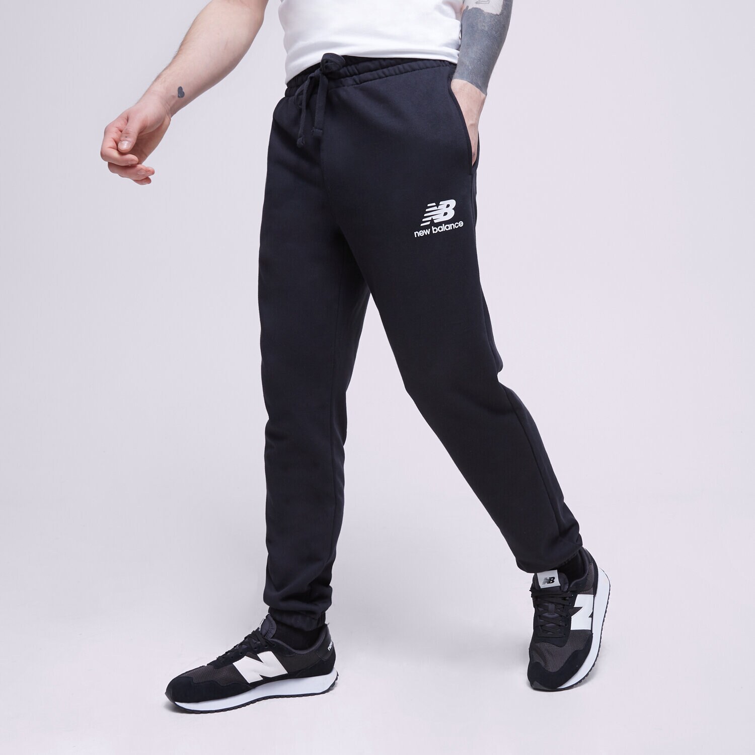 Moški hlače NEW BALANCE HLAČE NB ESSENTIAL STACKED MP31539BK črna