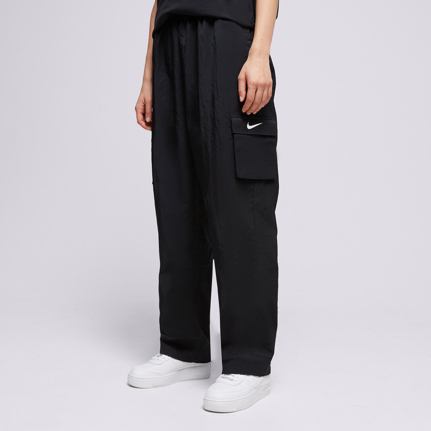 Ženske hlače NIKE HLAČE W NSW ESSNTL WVN HR PNT CARGO DO7209-010 črna