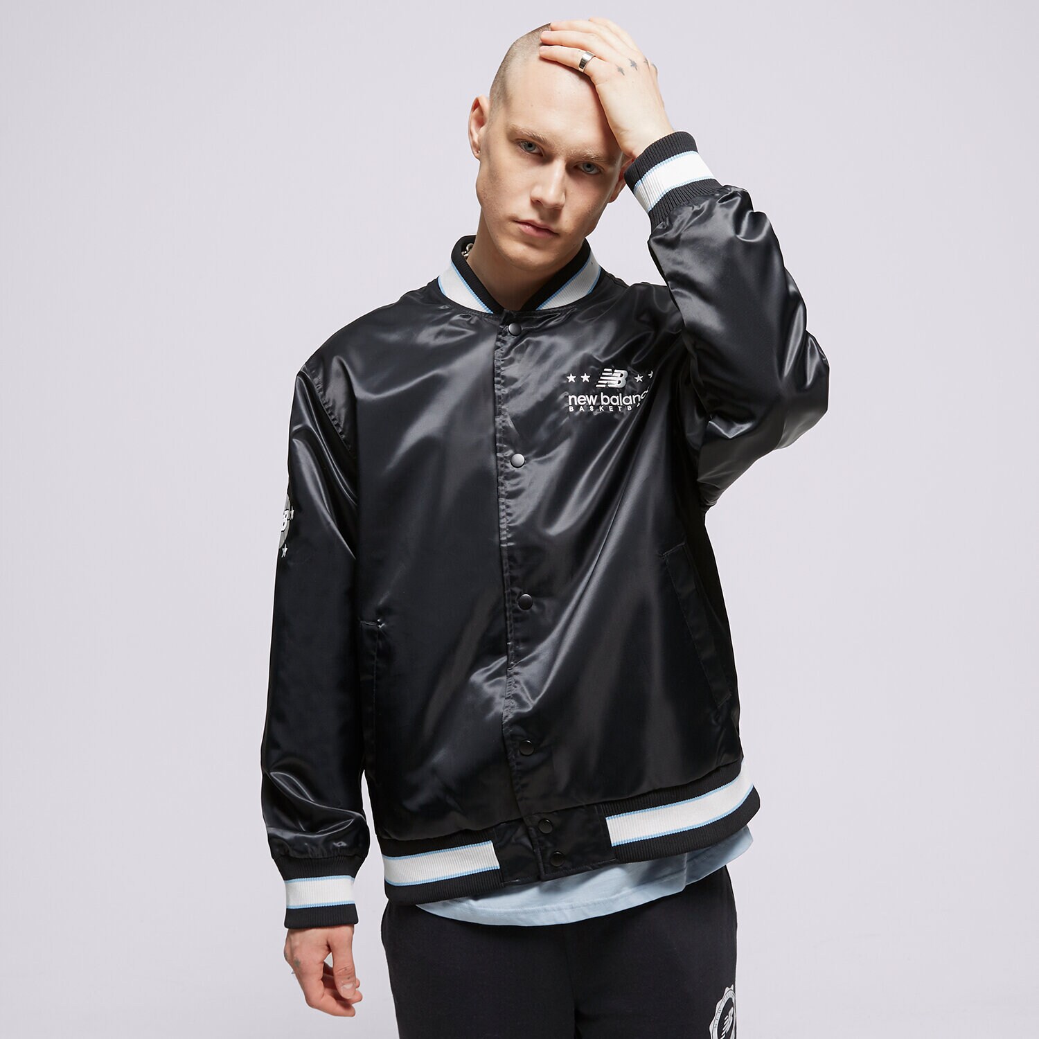 Moška jakna za prehodni čas NEW BALANCE JAKNA HOOPS WOVEN JACKET MJ31580BK črna