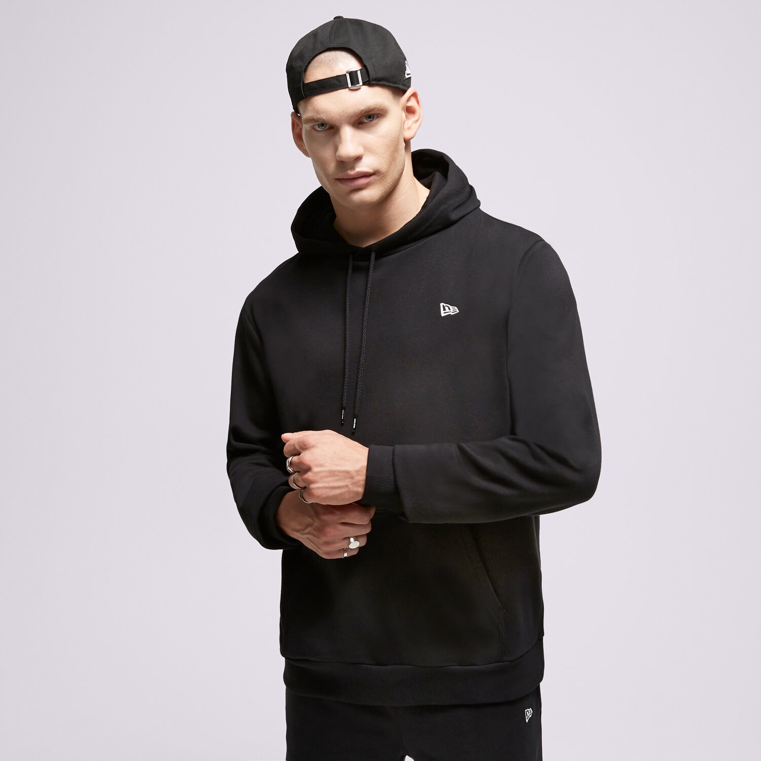 Moški pulover NEW ERA JOPICA S KAPUCO NE ESSENTLS NONE 60416735 črna