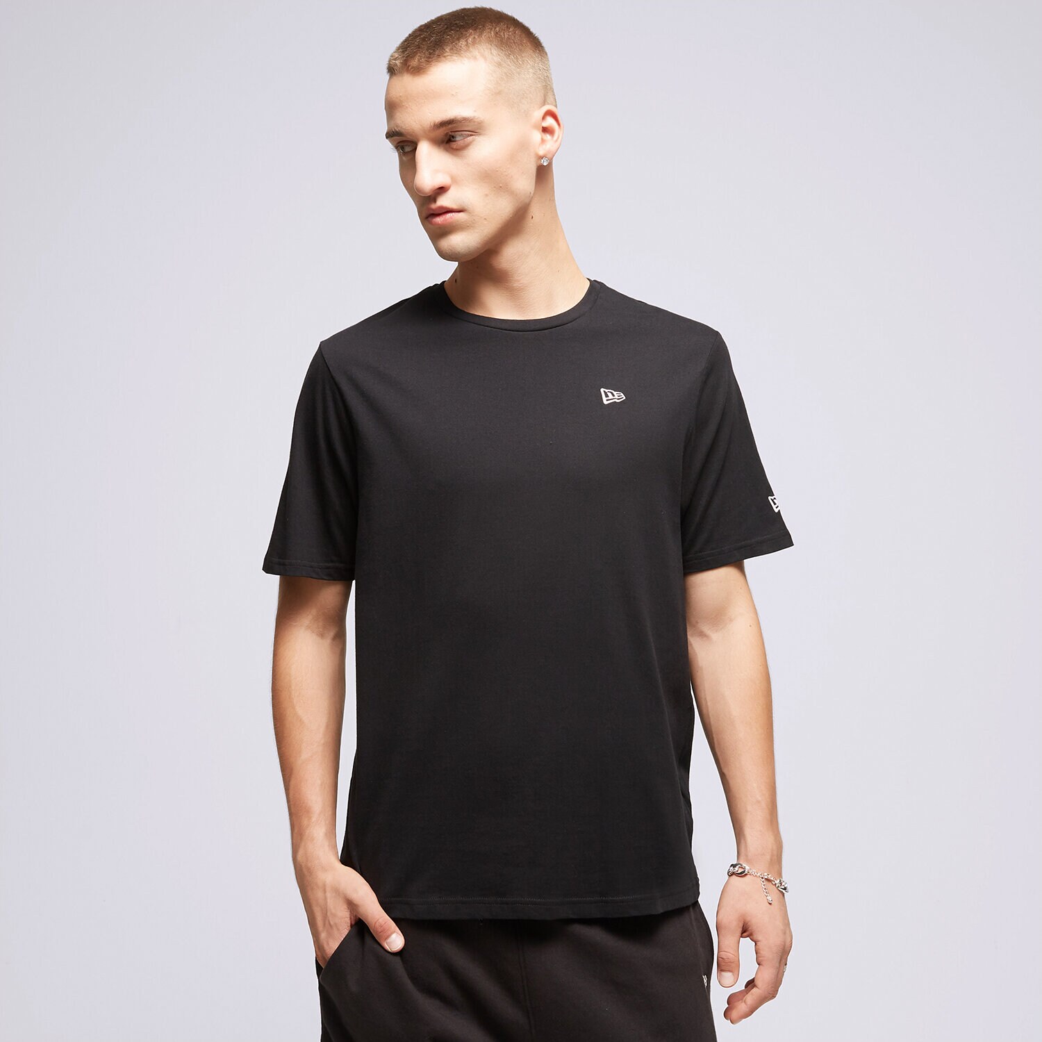 Moška majica s kratkimi rokavi NEW ERA T-SHIRT NE ESSENTLS NONE 60416742 črna