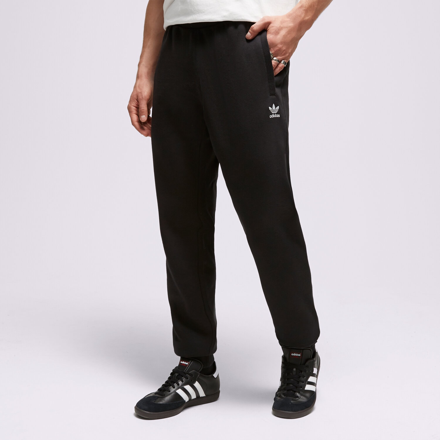 Moški hlače ADIDAS HLAČE ESSENTIALS PANT IA4837 črna